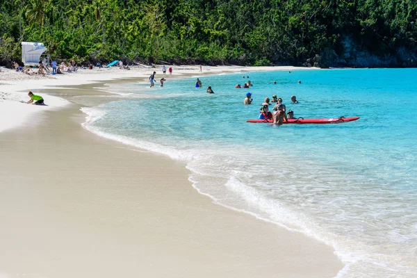 セントトーマス 2018 人々は熱帯の島に白い砂とアズール水と素晴らしいビーチでリラックス — ストック写真