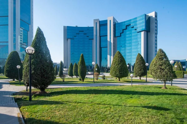 Taşkent, Özbekistan - Kas 2017: Taşkent'in merkezindeki Kıtalararası otel ve Park'ın modern mimarisi.