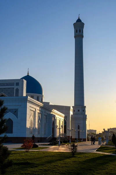 Küçük Cami Nin Güzel Kubbeleri Minareleri Berrak Bir Masmavi Gökyüzüne — Stok fotoğraf