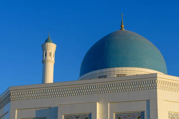 Küçük Cami Nin Güzel Kubbeleri Minareleri Berrak Bir Masmavi Gökyüzüne — Stok fotoğraf