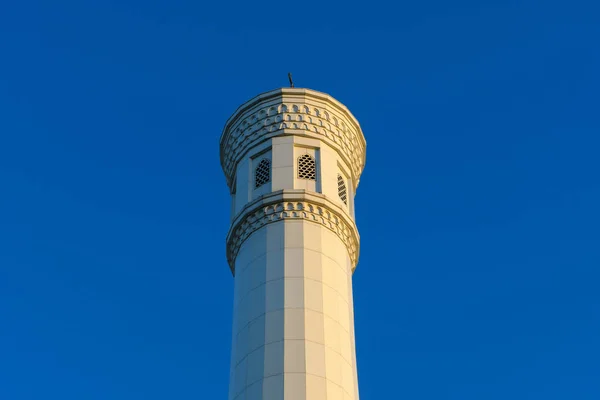 Mavi Gökyüzüne Karşı Beyaz Küçük Camii Minaresi — Stok fotoğraf