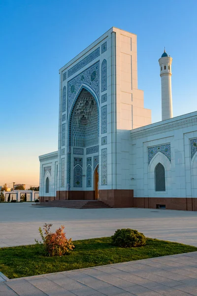 Küçük Cami Nin Güzel Kubbeleri Minareleri Berrak Bir Masmavi Gökyüzüne — Stok fotoğraf