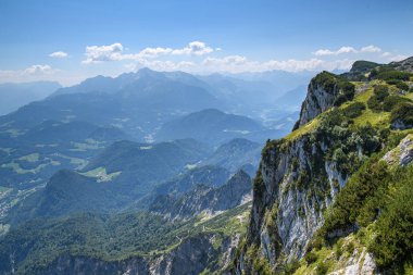 Parlak güneşli bir günde dağ alp manzara.