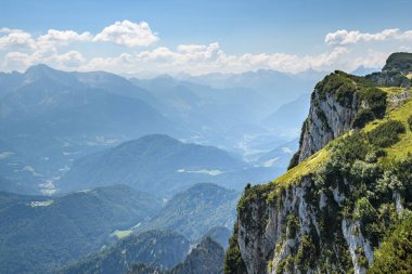 Parlak güneşli bir günde dağ alp manzara.