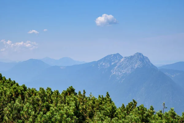 Parlak güneşli bir günde dağ alp manzara.