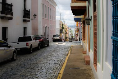 Sömürge mimarisinin evleri arasında eski San Juan Arnavut kaldırımlı sokak denize iner