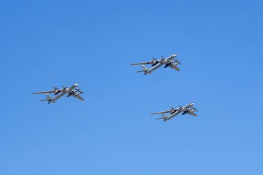 MOSCOW, RUSSIA - Haziran 2020: Sovyet ve Rus turboprop stratejik bombardıman uçağı TU-95MS (Ayı), zaferin 75. yıldönümü onuruna düzenlenen geçit töreninde dünyanın en hızlı turboprop uçağı.