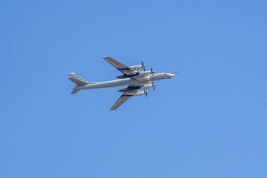 MOSCOW, RUSSIA - Haziran 2020: Sovyet ve Rus turboprop stratejik bombardıman uçağı TU-95MS (Ayı), zaferin 75. yıldönümü onuruna düzenlenen geçit töreninde dünyanın en hızlı turboprop uçağı.