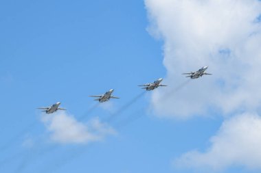 MOSCOW, RUSSIA - Haziran 2020: Zaferin 75. yıldönümü onuruna düzenlenen geçit töreninde, değişken kanatlı (Eskrim) bir Rus ön hat bombacısı.