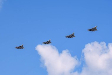 MOSCOW, RUSSIA - Haziran 2020: Zaferin 75. yıldönümü onuruna düzenlenen geçit töreninde çok işlevli beşinci nesil Rus avcı uçağı Su-57 'ye (Suçlu) söz vermek.