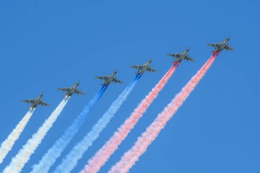 MOSCOW, RUSSIA - Haziran 2020: Rus saldırı uçağı, Su-25 (Kurbağa Ayak) zaferin 75. yıldönümü onuruna geçit töreninde ses altı askeri hava araçlarını zırhlandırdı. Gece gündüz savaş meydanında kara kuvvetlerine doğrudan destek olması için tasarlandı.