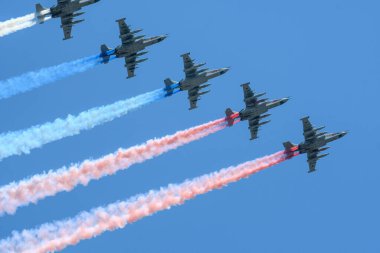 MOSCOW, RUSSIA - Haziran 2020: Rus saldırı uçağı, Su-25 (Kurbağa Ayak) zaferin 75. yıldönümü onuruna geçit töreninde ses altı askeri hava araçlarını zırhlandırdı. Gece gündüz savaş meydanında kara kuvvetlerine doğrudan destek olması için tasarlandı.