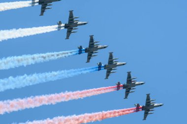 MOSCOW, RUSSIA - Haziran 2020: Rus saldırı uçağı, Su-25 (Kurbağa Ayak) zaferin 75. yıldönümü onuruna geçit töreninde ses altı askeri hava araçlarını zırhlandırdı. Gece gündüz savaş meydanında kara kuvvetlerine doğrudan destek olması için tasarlandı.