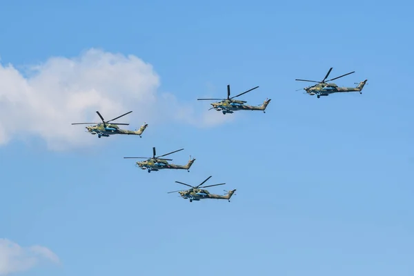 MOSCOW, RUSSIA - Haziran 2020: Rus saldırı helikopteri MI-28N (Havoc) zaferin 75. yıldönümü onuruna düzenlenen geçit töreninde.