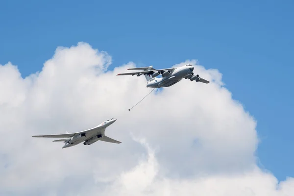MOSCOW, RUSSIA - Haziran 2020: Zaferin 75. yıldönümü onuruna düzenlenen geçit töreninde uçak ve süpersonik stratejik bombardıman uçağı Tu-160 (Blackjack).