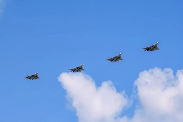モスクワ ロシア 6月2020 勝利の75周年を記念してパレードでロシアの多機能第五世代戦闘機Su フェロン を約束 — ストック写真
