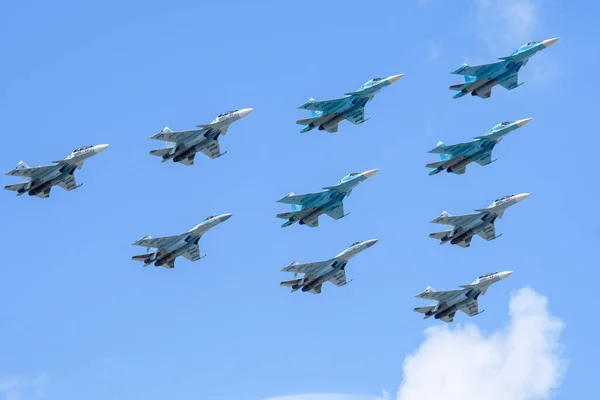 MOSCOW, RUSSIA - Haziran 2020: Rus çok fonksiyonlu süpersonik avcı uçağı Su-34 (Fullback) zaferin 75. yıldönümü onuruna düzenlenen geçit töreninde.