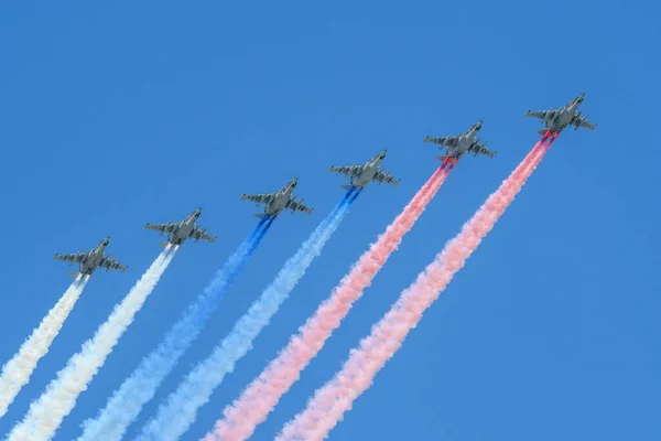 MOSCOW, RUSSIA - Haziran 2020: Rus saldırı uçağı, Su-25 (Kurbağa Ayak) zaferin 75. yıldönümü onuruna geçit töreninde ses altı askeri hava araçlarını zırhlandırdı. Gece gündüz savaş meydanında kara kuvvetlerine doğrudan destek olması için tasarlandı.