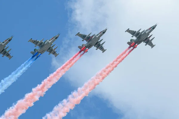 MOSCOW, RUSSIA - Haziran 2020: Rus saldırı uçağı, Su-25 (Kurbağa Ayak) zaferin 75. yıldönümü onuruna geçit töreninde ses altı askeri hava araçlarını zırhlandırdı. Gece gündüz savaş meydanında kara kuvvetlerine doğrudan destek olması için tasarlandı.