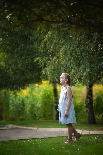 Het Meisje Portret Buiten — Stockfoto