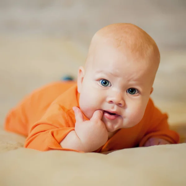 家で赤ちゃん男の子の肖像画 — ストック写真