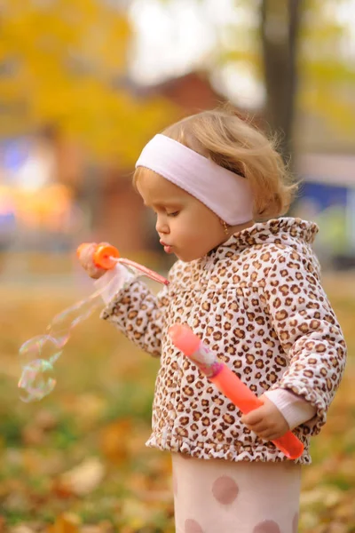 Meisje Blazen Bubbels — Stockfoto