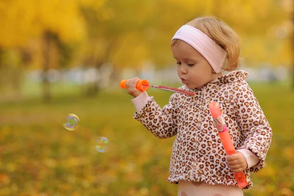 Маленька Дівчинка Дме Бульбашки — стокове фото
