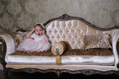 Studio gülümseyen küçük kız