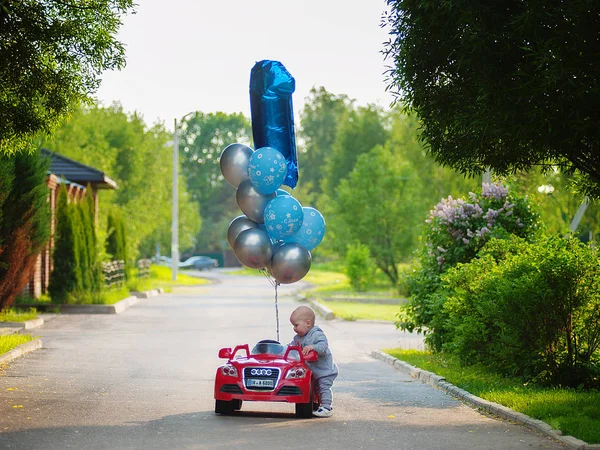 Kleiner Junge Und Auto Mit Luftballons — Stockfoto