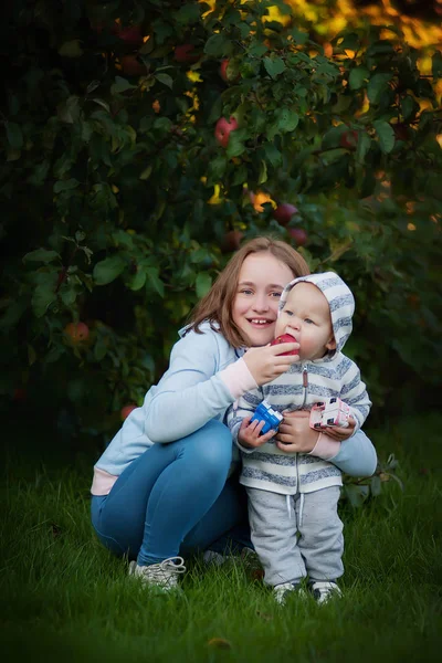 Hermana Hermano Pequeño Jugar Aire Libre —  Fotos de Stock