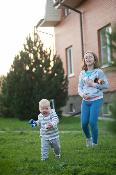 Soeur Petit Frère Jouent Extérieur — Photo