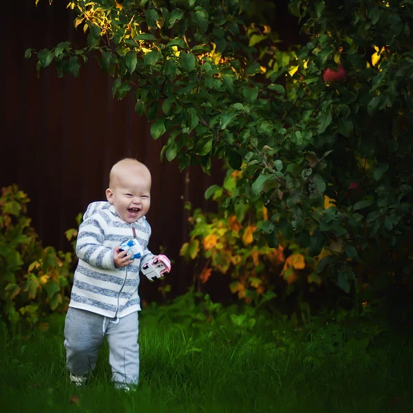 Liten Springpojke Utomhus — Stockfoto