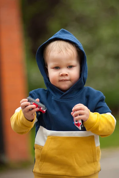 Kleiner Junge Mit Spielzeugautos Der Natur — Stockfoto