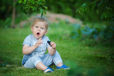 Doğada küçük bir çocuğun portresi