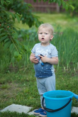Doğada küçük bir çocuğun portresi