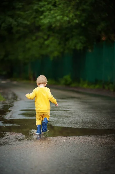 Mały Chłopiec Biegający Kałużach — Zdjęcie stockowe