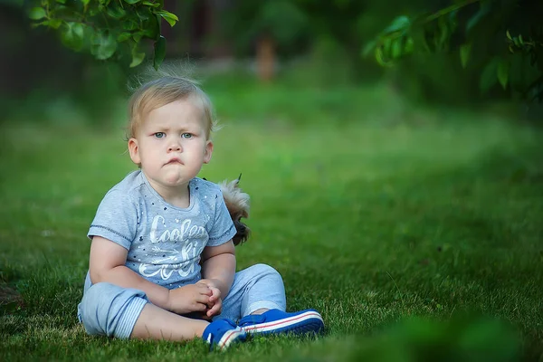 Doğada Küçük Bir Çocuğun Portresi — Stok fotoğraf