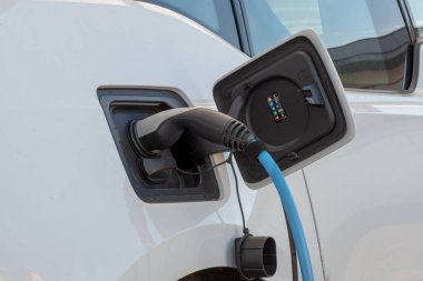Şarj istasyonunda elektrikli araba. 