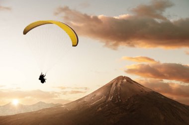 Sarı tandem yamaç paraşütü doğal dağ manzara özgürlük keyfini çıkarın