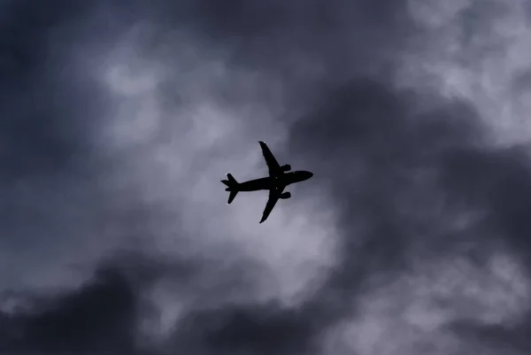 Uma Aeronave Passageiros Durante Decolagem Frente Céu Dramático Representando Ambiente — Fotografia de Stock