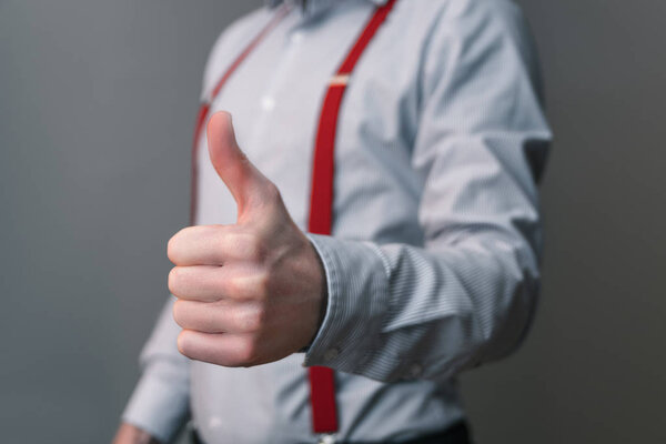 Бизнесмен мотивирует сотрудника с большим пальцем вверх жестом

