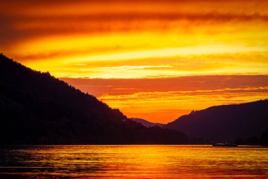 Tuna Nehri'nde dağların arkasında gün batımı