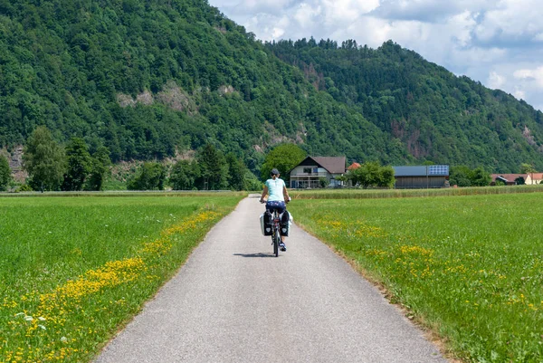 Indywidualna kobieta na wycieczkę rowerową między górami w dolinie — Zdjęcie stockowe