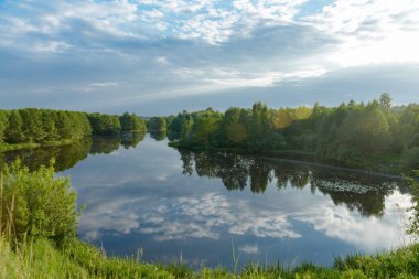 mavi su ile ormandaki göl
