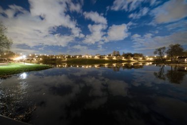 göl ile uzun pozlama gece park