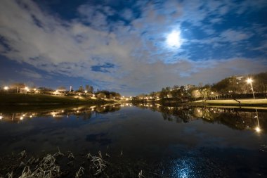 göl ile uzun pozlama gece park