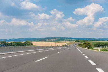 Yaz aylarında ormana asfalt yol