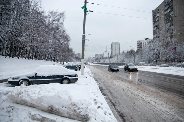 Winterstraße Der Stadtstraße Tagsüber Der Stadt Autos Schnee — Stockfoto
