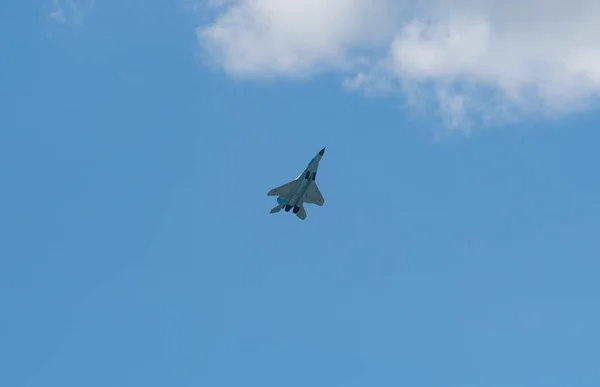 Blue Sky Russian Military Aircraft Performs Aerobatics Mig Military Equipment — Stock Photo, Image