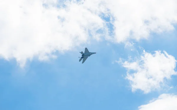 青空にロシアの軍用機は 曲技飛行を実行するミグ 軍事機器 — ストック写真